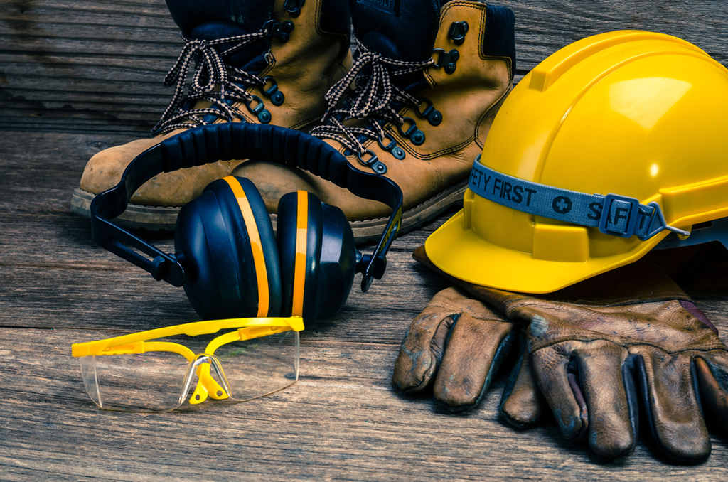 EPIs como capacete, luvas e protetor auricular. Representando segurança e saúde no trabalho